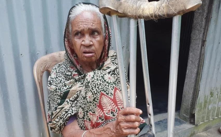 পাঁচ সন্তানের মা না খেয়ে আশ্রয় নেয় বুদ্ধাশ্রমে